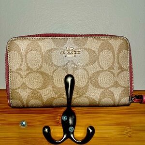 Coach Clutch (thats fun to say)